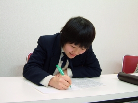 Art横浜英語教室綱島校の中学英語高校入試対策で学習する生徒の様子
